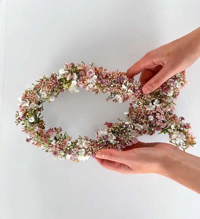 Handgefertigter Blumenkranz in Fischform aus Seidenblumen