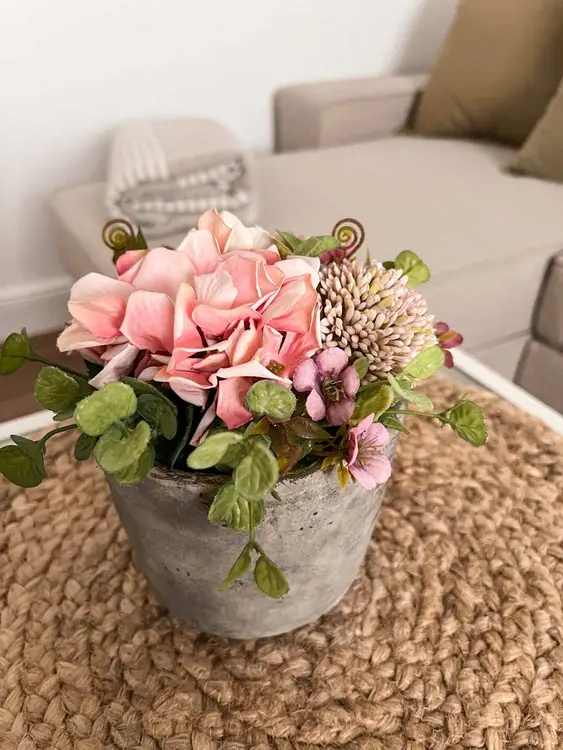 Hortensien-Gesteck in Betontopf