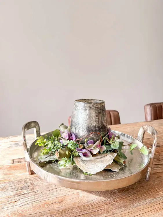 Dekoratives Tablett-Arrangement mit Windlicht und Seidenblumen