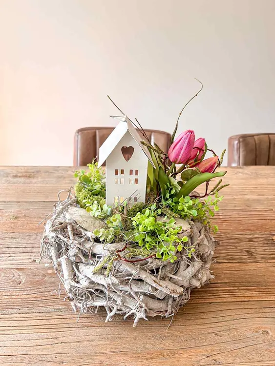 Frühlingsgesteck mit Tulpen und Deko-Haus im Naturkranz