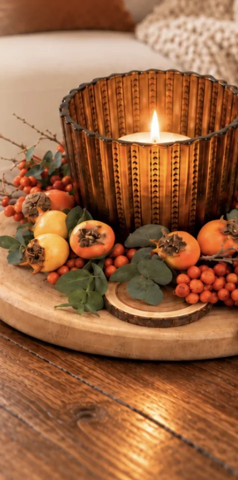 Weihnachtliches Dekoarrangement mit Windlicht, Beeren und Eukalyptus